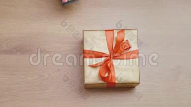 带红丝带的圣诞<strong>礼品盒图片</strong>